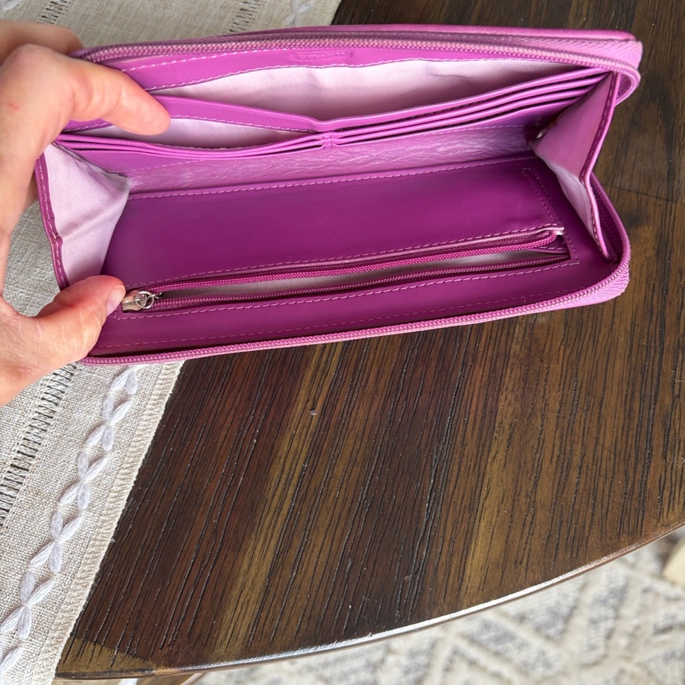Coach Chelsea Collection Wristlet Clutch with hangtag
🎉Host Pick🎉 - Picture 6 of 11